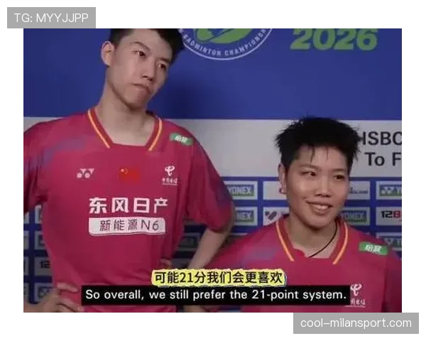 冯彦哲训练完直接瘫在场边啃蛋白棒，这自律我真绷不住了