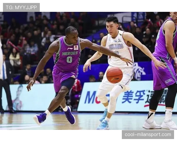 故意肘击犯规判罚标准，裁判如何精准识别和取证